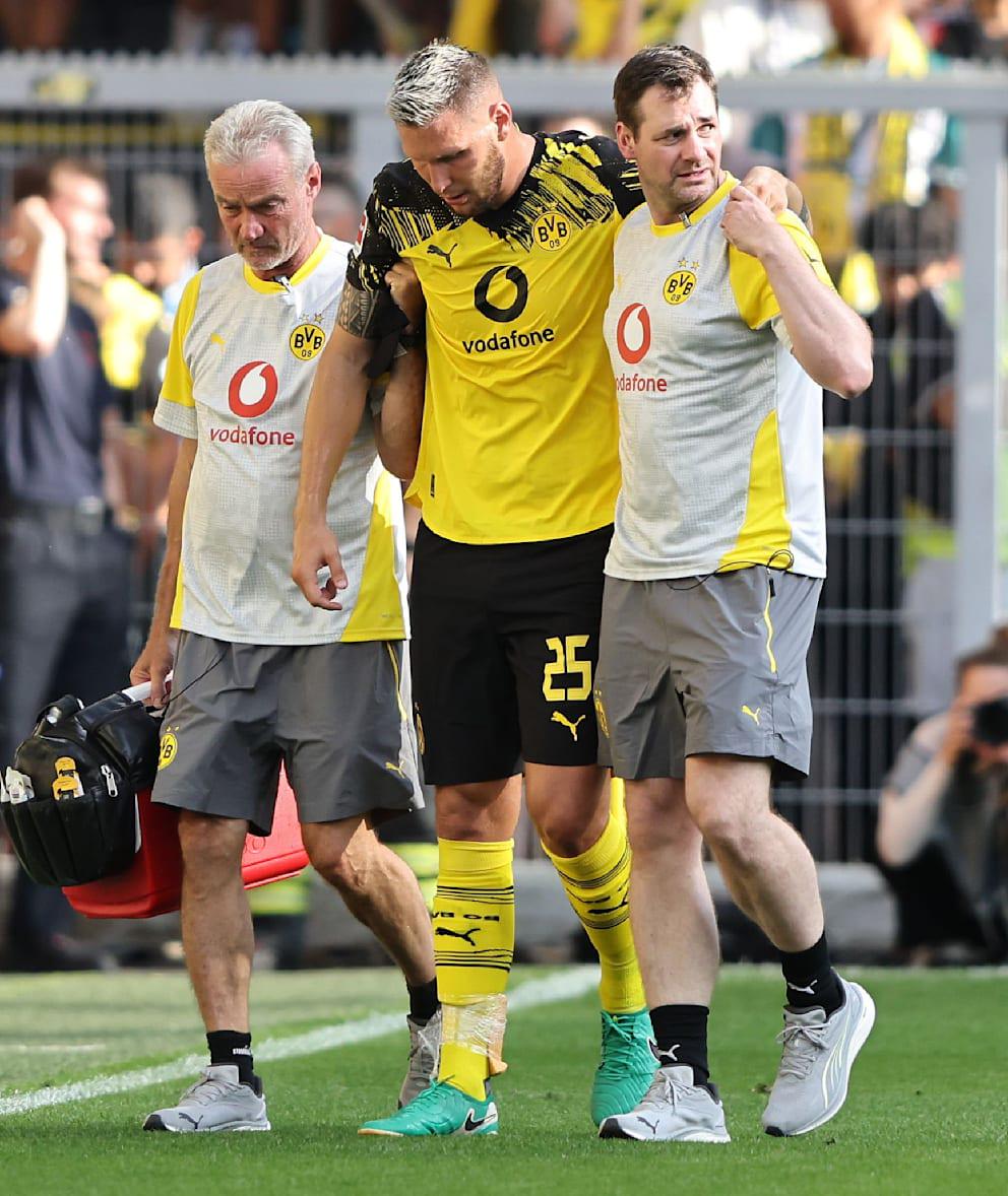 显然他已经, 搀扶下, 改变主意